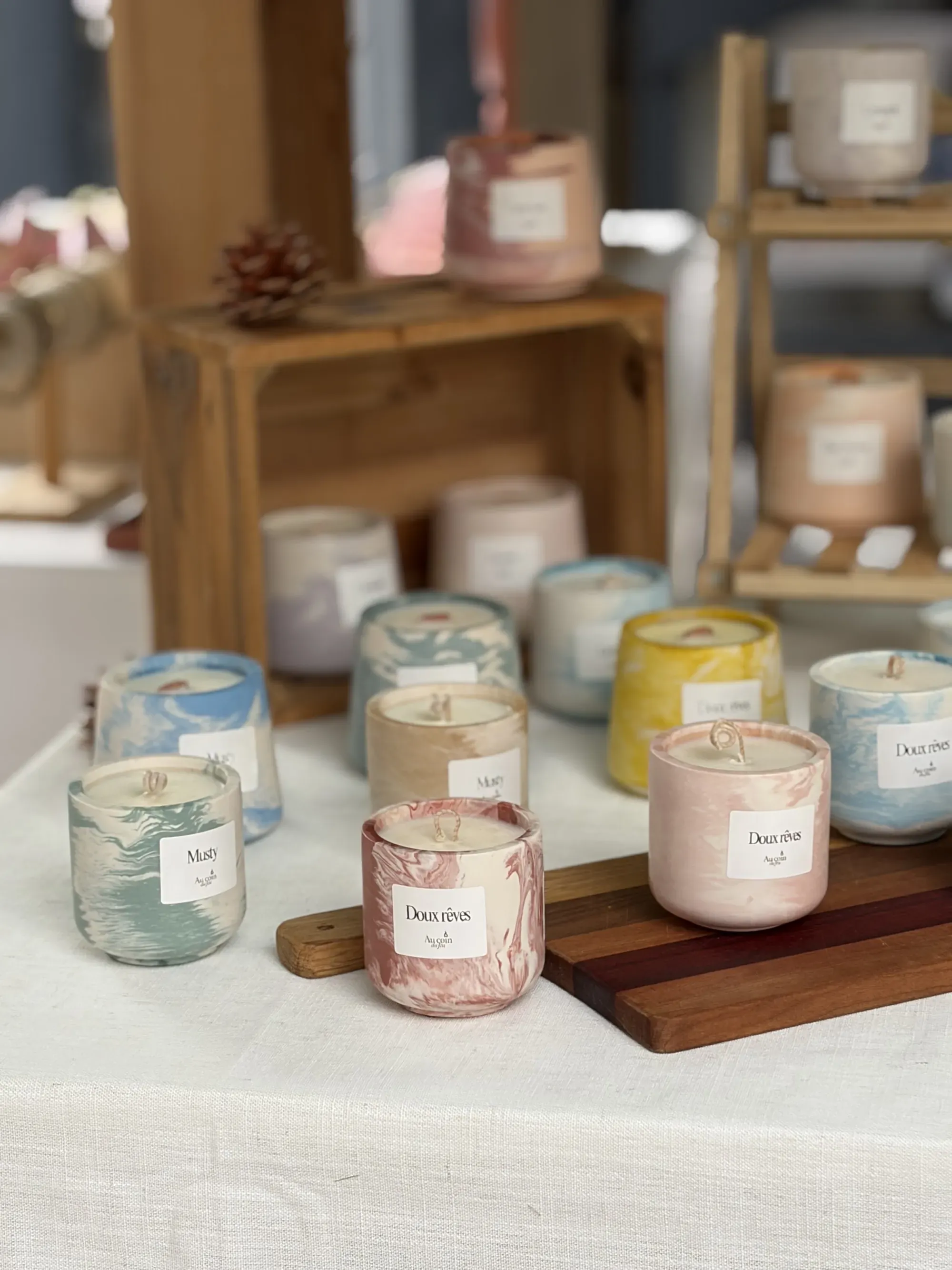 La collection installée sur un stand de marché